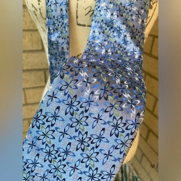 Jhane Barnes 100% Silk Blue Floral Botanical Starburst Geometric Pattern Tie - Picture 14 of 17